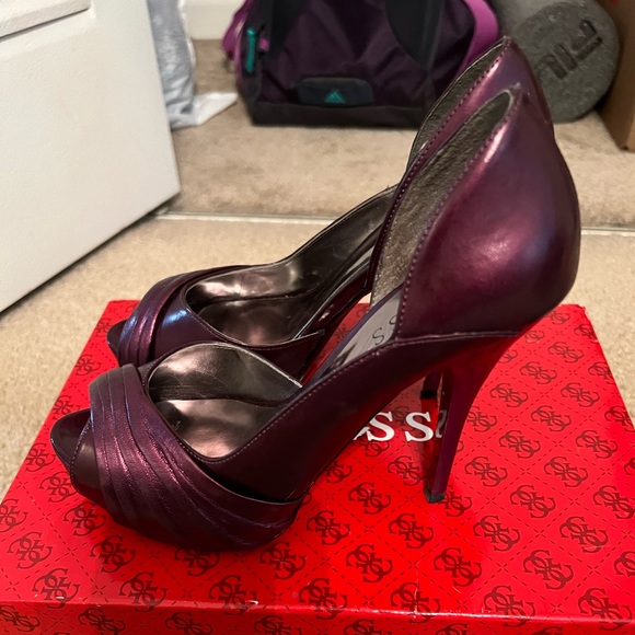 Purple high heel shoes by Guess. Size 5 1/2 - Picture 2 of 2